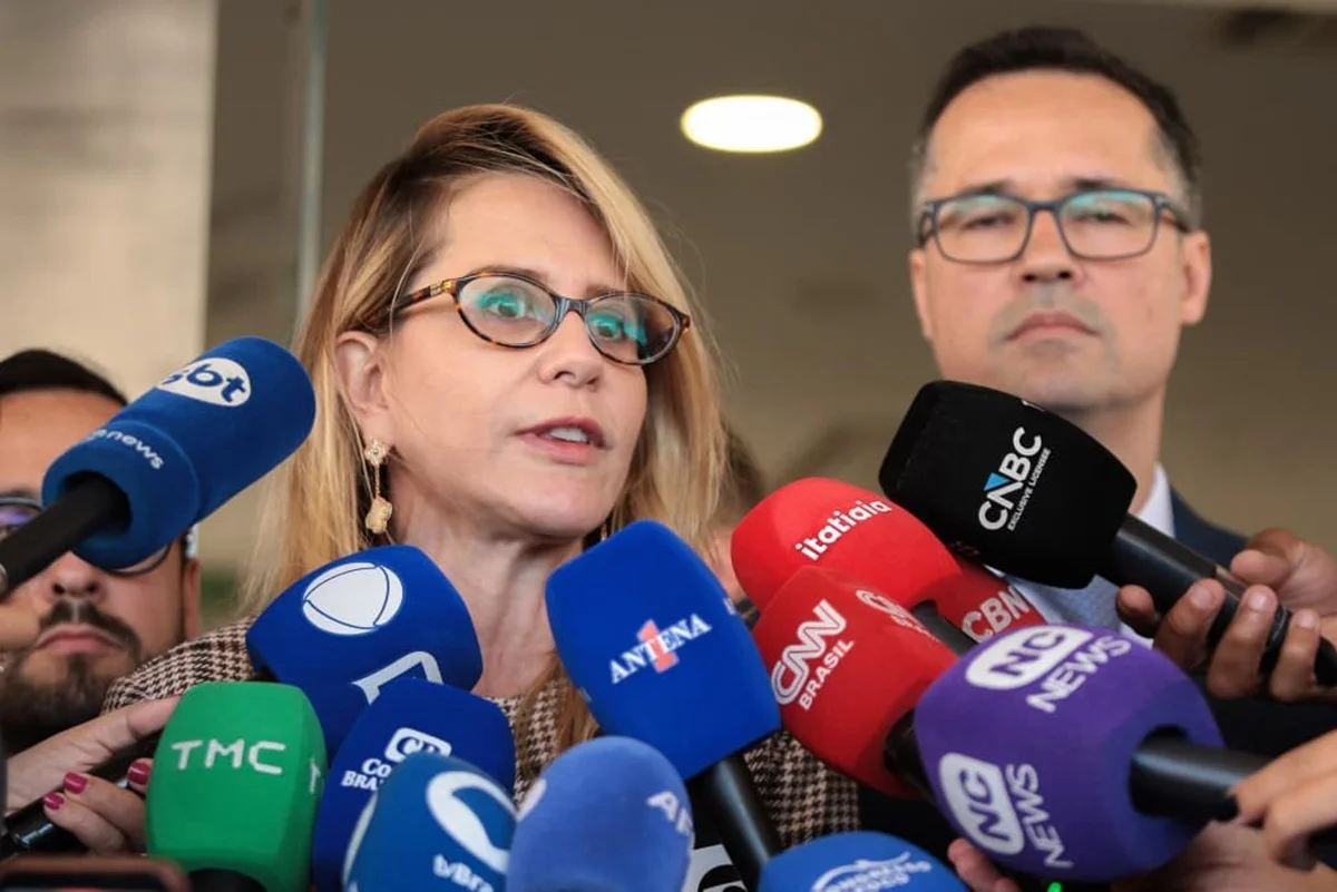 Maria Claudia Bucchianeri, chefe da equipe jurídica de Flávio Bolsonaro Maria Claudia Bucchianeri, chefe da equipe jurídica de Flávio Bolsonaro