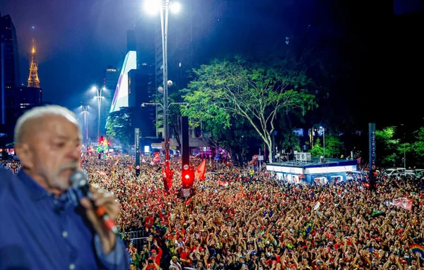 Em fala na Av Paulista, Lula chama vitória de “dia histórico” e beija Janja - destaque galeria