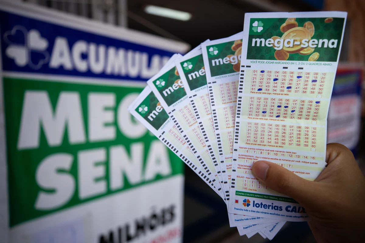 Cartaz anuncia Mega-Sena acumulada