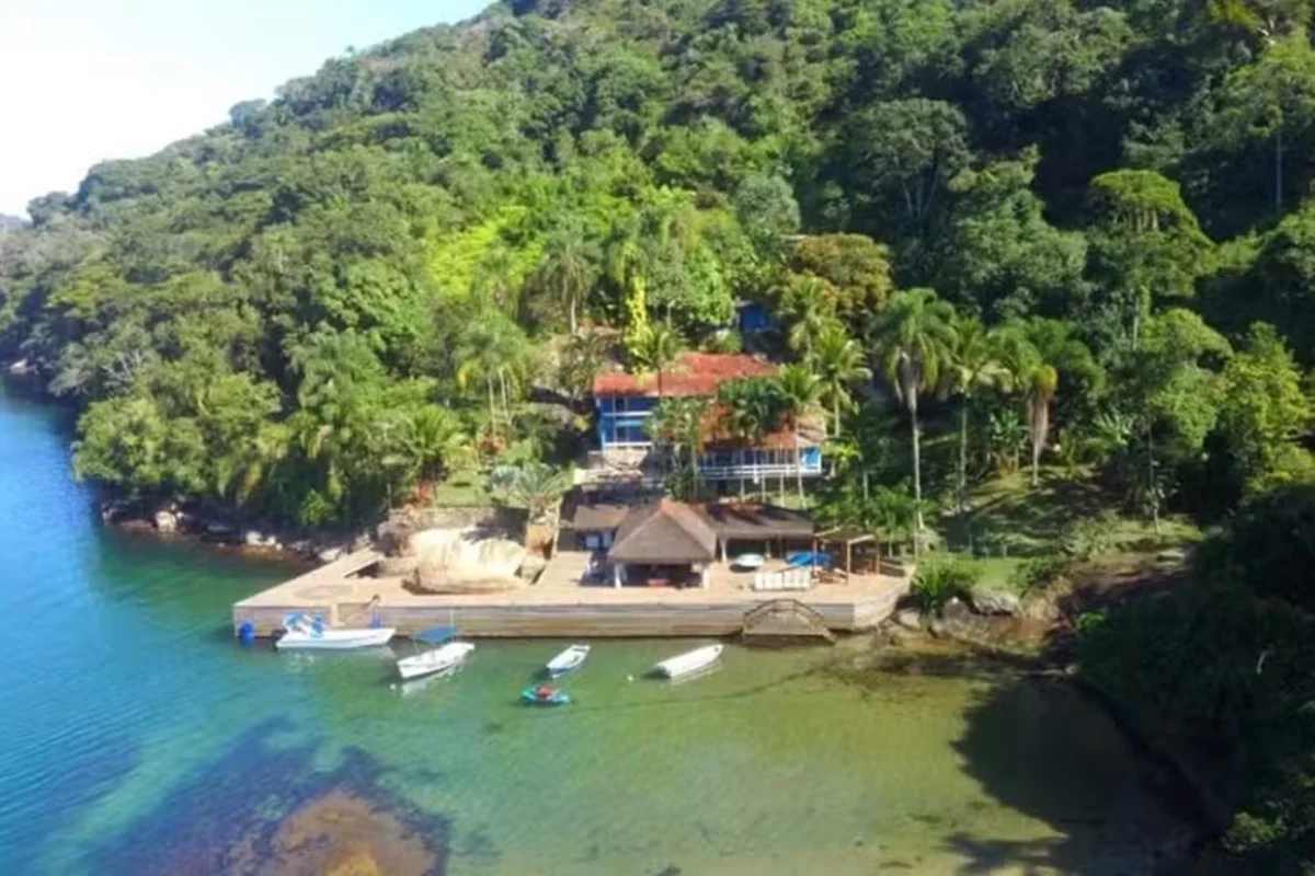 Em vídeos publicados nas redes sociais, o atacante acusou Tomaz de ter se apropriado do imóvel de forma irregular