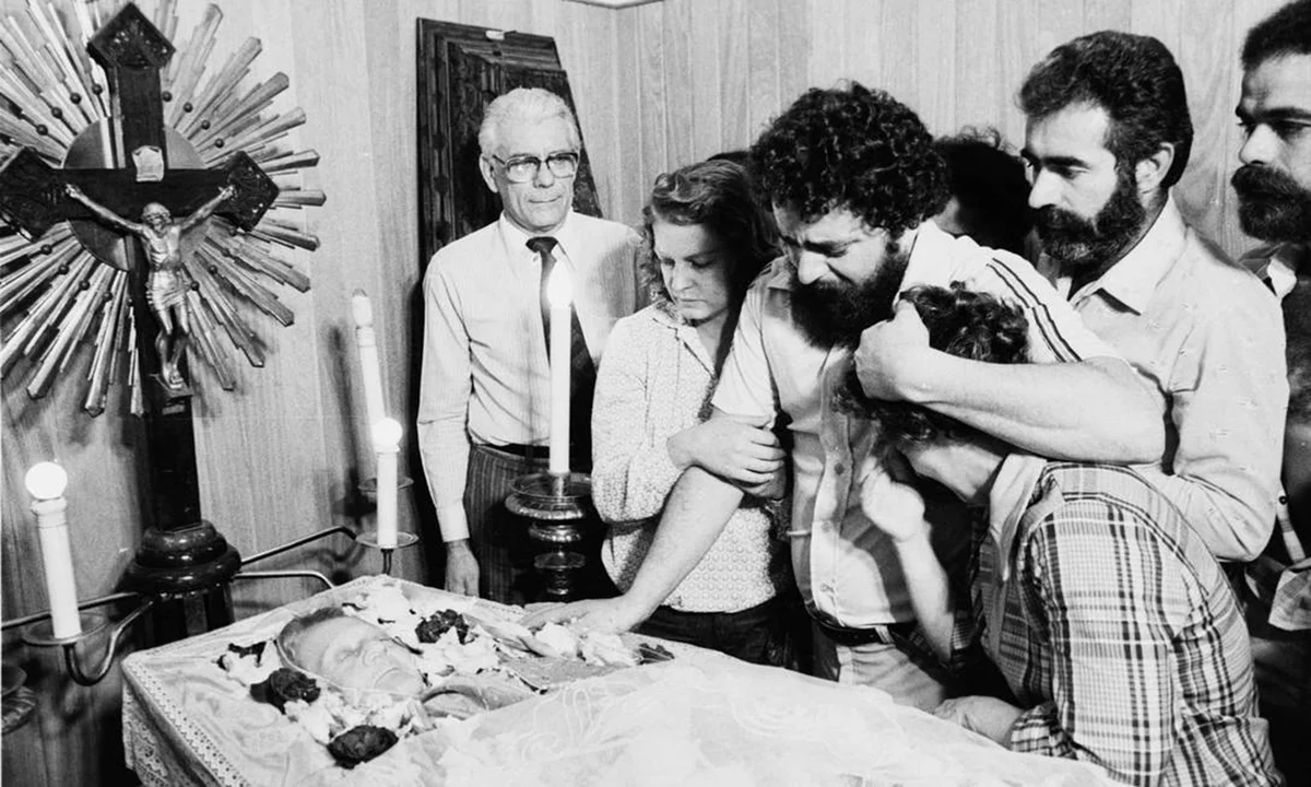 Lula chora e abraça a ex-primeira-dama Marisa Letícia durante velório de sua mãe, Dona Lindu, na capela do hospital da Beneficiência Portuguesa em São Caetano do Sul (SP), em 12 de maio de 1980