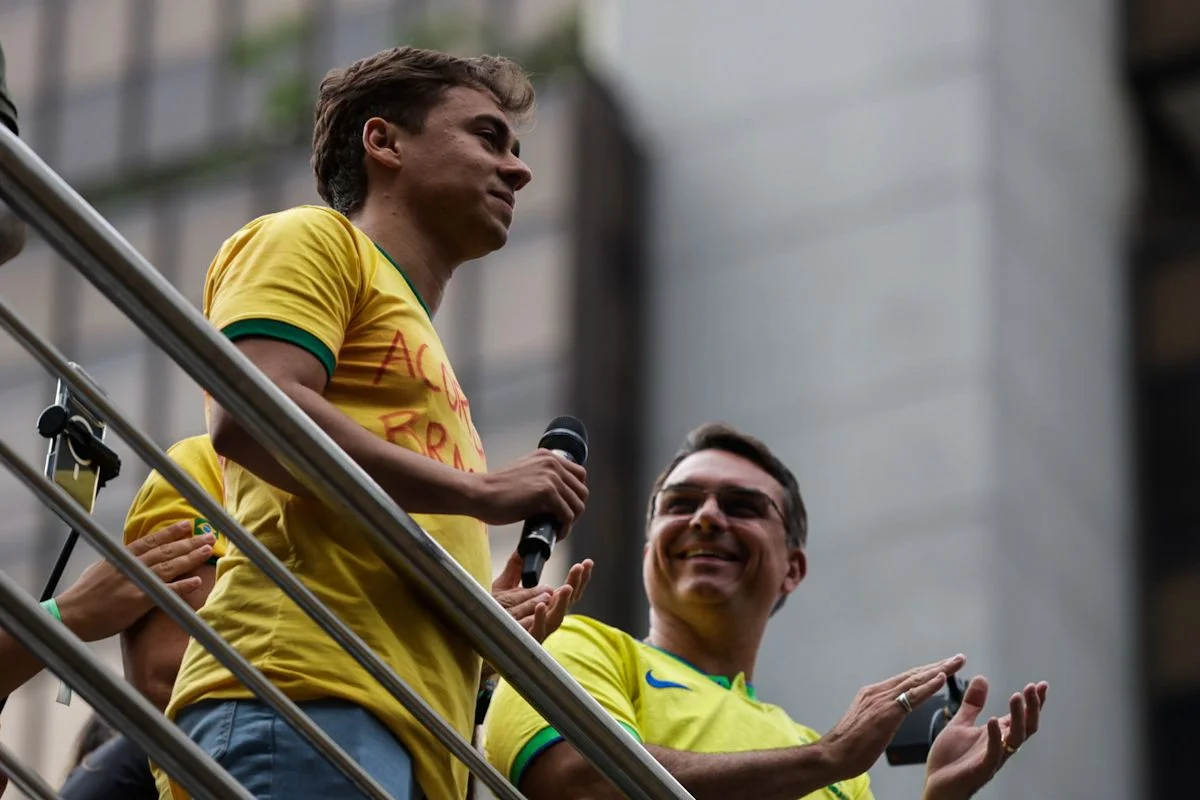 Nikolas Ferreira discurso ao lado de Flávio Bolsonaro na Paulista Nikolas Ferreira discurso ao lado de Flávio Bolsonaro na Paulista