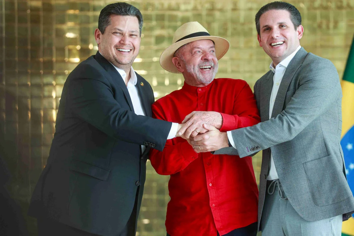 Hugo Motta e Davi Alcolumbre devem atuar como interlocutores entre Lula e os partidos do Centrão que apoiaram Flávio Bolsonaro Hugo Motta e Davi Alcolumbre devem atuar como interlocutores entre Lula e os partidos do Centrão que apoiaram Flávio Bolsonaro
